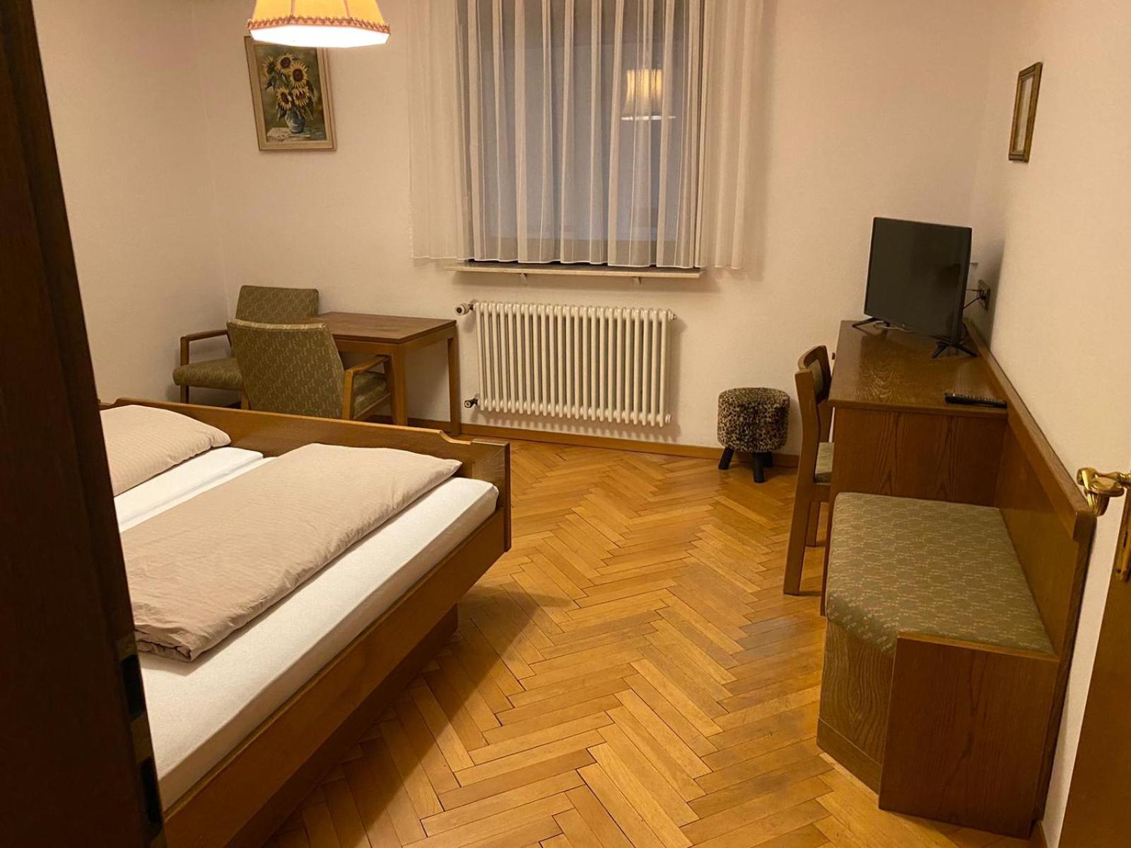 Restaurant Pizzeria & Fremdenzimmer Laquila Zum Adler Salach المظهر الخارجي الصورة