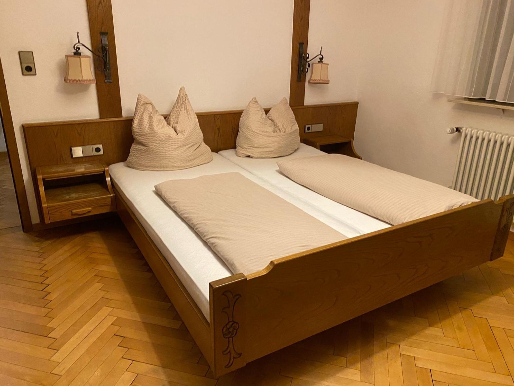Restaurant Pizzeria & Fremdenzimmer Laquila Zum Adler Salach المظهر الخارجي الصورة
